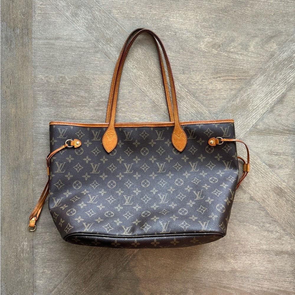 Louis Vuitton Neverfull MM monogram beige interior